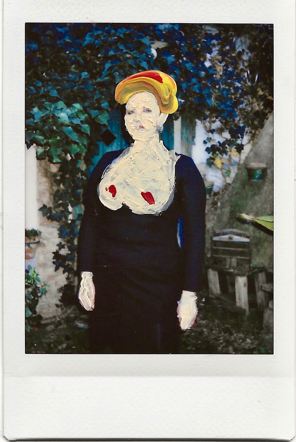 ACASADIALBERTA (2022), acrylic on polaroid, 4,5x6cm